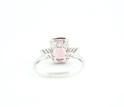 Bague en or gris 18K (750/1000) ornée d'une...