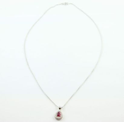 Collier en or blanc 18K (750/1000) orné d'un...