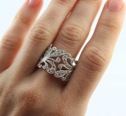 Bague en or gris 18K (750/1000) formant un...