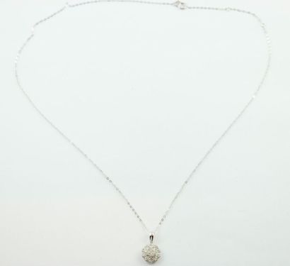 Collier en or gris 18K (750/1000) orné d'une...
