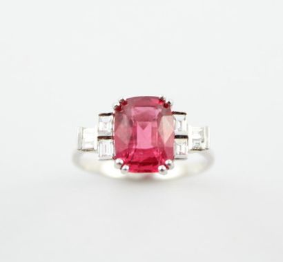 Bague en or blanc 18K (750/1000) ornée spinelle...
