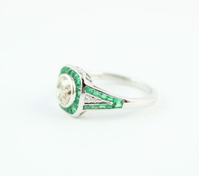 Bague or gris 18K (750/1000) sertie d'un...