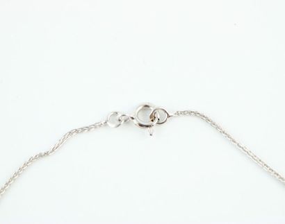 Collier en or blanc 18K (750/1000) orné d'un...