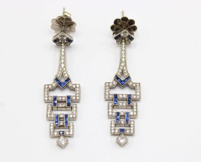 Paire de boucles d'oreille en or gris 18K...