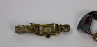 Réunion de deux montres, boitiers en or jaune...