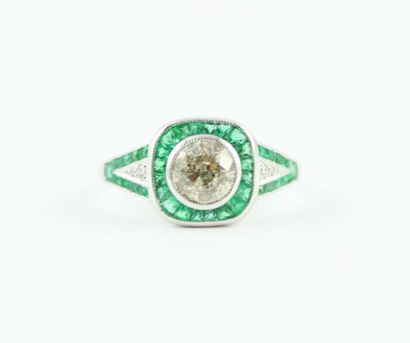 Bague or gris 18K (750/1000) sertie d'un...