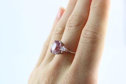 Bague en or gris 18K (750/1000) ornée d'une...