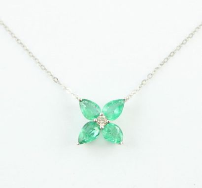 Collier en or gris 18K (750/1000) orné de...