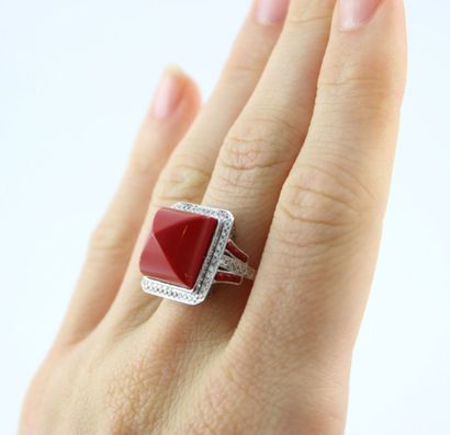 Bague or gris 18K (750/1000) ornée d'un cabochon...