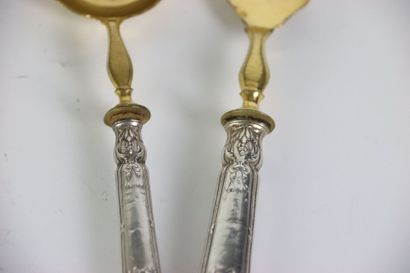 Réunion de deux cuillère de service en argent...