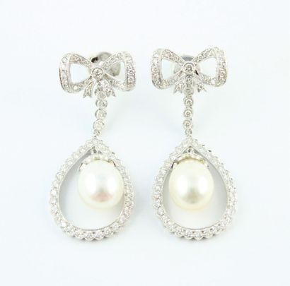 Paire de boucle d'oreille en or gris 18K...