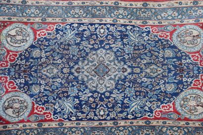Tapis KASHAN laine et soie a fond rouge....
