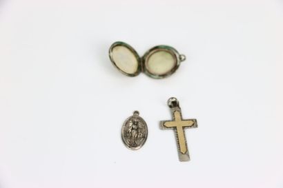 Lot comprenant une croix de baptême, une...