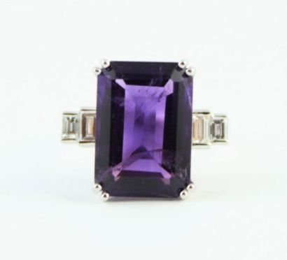 Bague en or gris 18K (750/1000) de style...