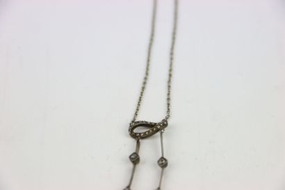 Collier en or blanc 18K (750/1000) . Composé...