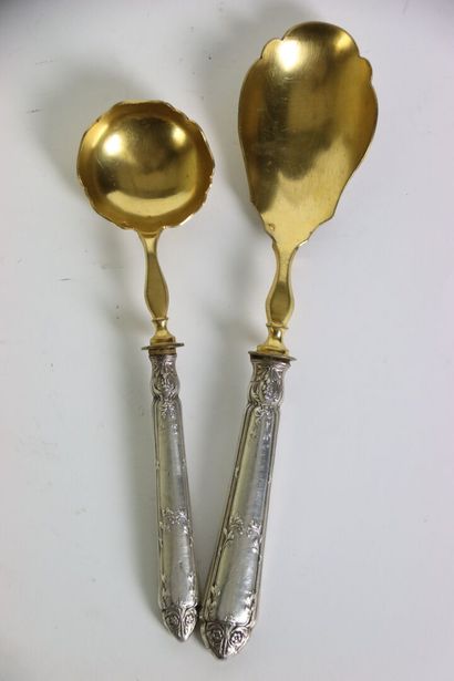 Réunion de deux cuillère de service en argent...