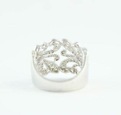 Bague en or gris 18K (750/1000) formant un...
