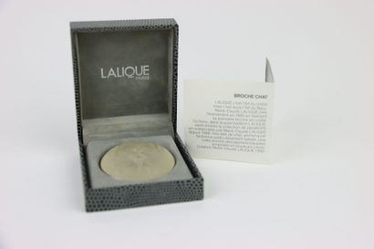 LALIQUE. Broche en métal argenté et verre...
