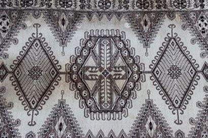 Grande carpet mécanique à décor floral géométrique....
