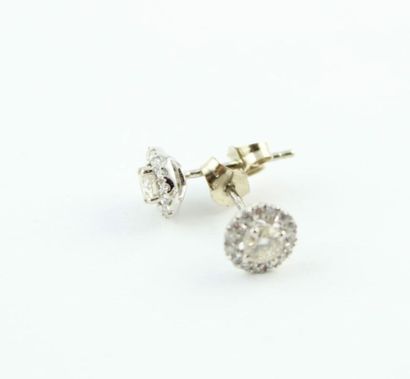 Paire de boutons d'oreilles en or blanc 18K...