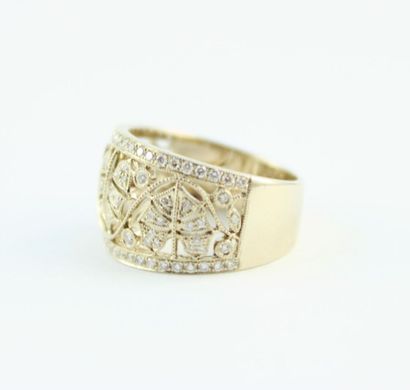 Bague en or gris 18K (750/1000) ajourée pavée...