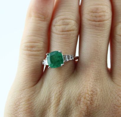Bague en or gris 18K (750/1000) ornée d'une...