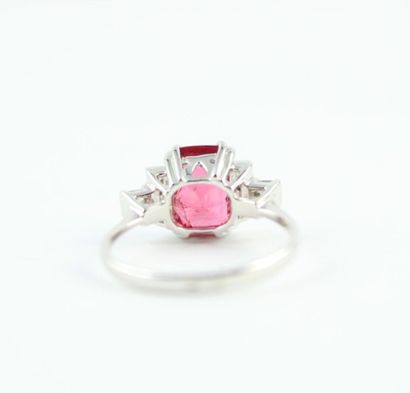 Bague en or blanc 18K (750/1000) ornée spinelle...