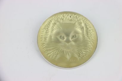 LALIQUE. Broche en métal argenté et verre...