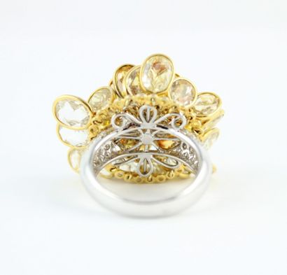Bague or jaune et gris 18K (750/1000) formant...