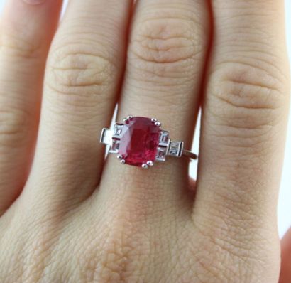 Bague en or blanc 18K (750/1000) ornée spinelle...