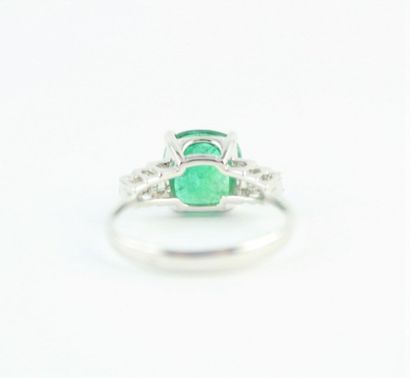 Bague en or gris 18K (750/1000) ornée d'une...