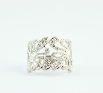 Bague en or gris 18K (750/1000) formant un...
