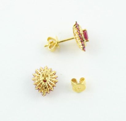 Paire de boutons d'oreilles en or jaune 18K...