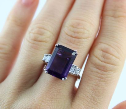 Bague en or gris 18K (750/1000) de style...
