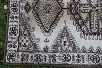 Grande carpet mécanique à décor floral géométrique....