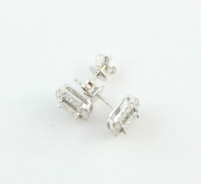 Paire de boutons d'oreilles en or blanc 18K...