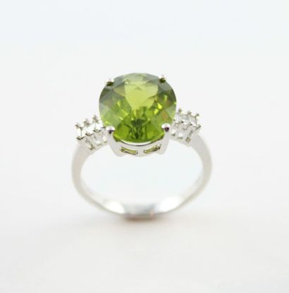 Bague en or gris18K (750/1000) sertie d'un...