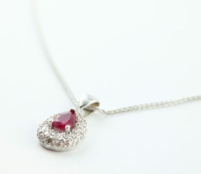 Collier en or blanc 18K (750/1000) orné d'un...