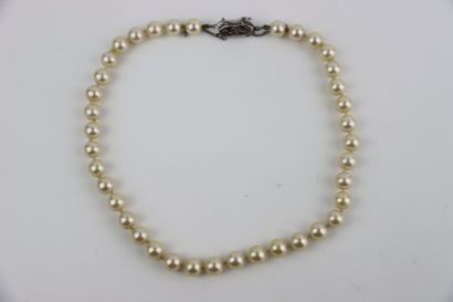 1 white pearl choker, silver-plated metal...