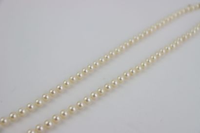 1 white pearl necklace, 74 cm, gold clas...