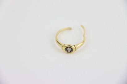 1 gold brooch, 1 cut gold ring with stone....