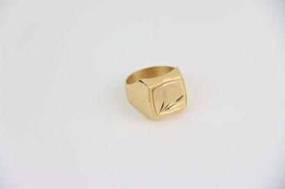 1 engraved gold signet ring, TD 62. Gross...