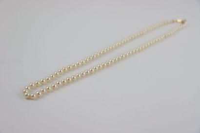 1 white pearl necklace, 74 cm, gold clas...