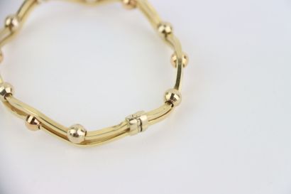 1 rigid gold bracelet, faceted balls. Gross...