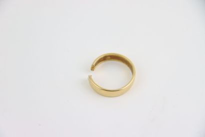 2 pairs of gold earrings (1 damaged), 1 cut...