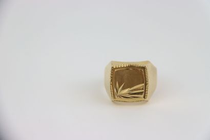 1 engraved gold signet ring, TD 62. Gross...