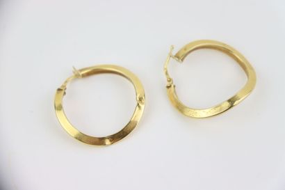 2 pairs of gold earrings (1 damaged), 1 cut...