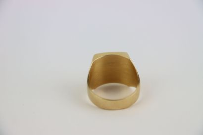 1 engraved gold signet ring, TD 62. Gross...