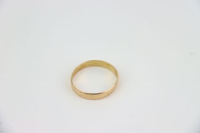 1 gold curb chain, 1 gold wedding band. Gross...