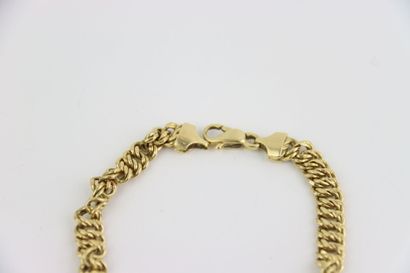 1 gold curb chain, 1 gold wedding band. Gross...